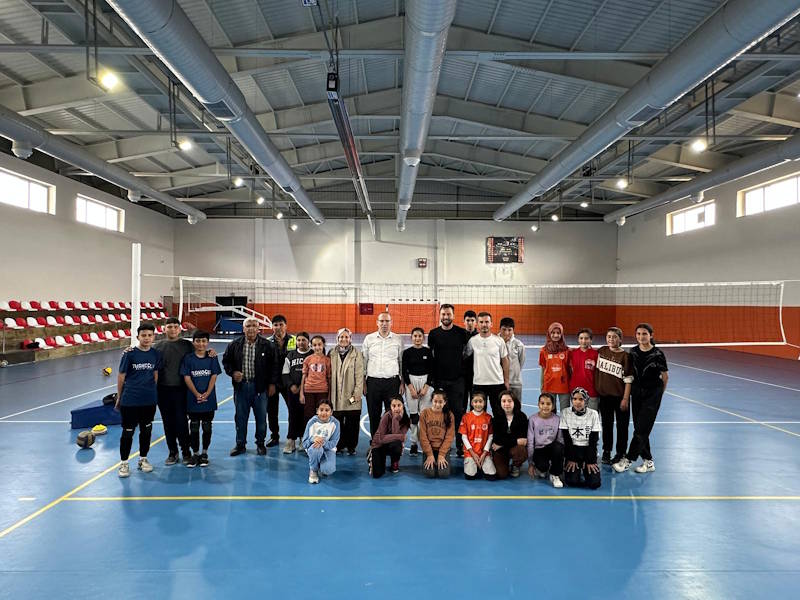 Şekeroba Millet Bahçesinde Yeni Açılan Kapalı Spor Salonunu Ziyareti.